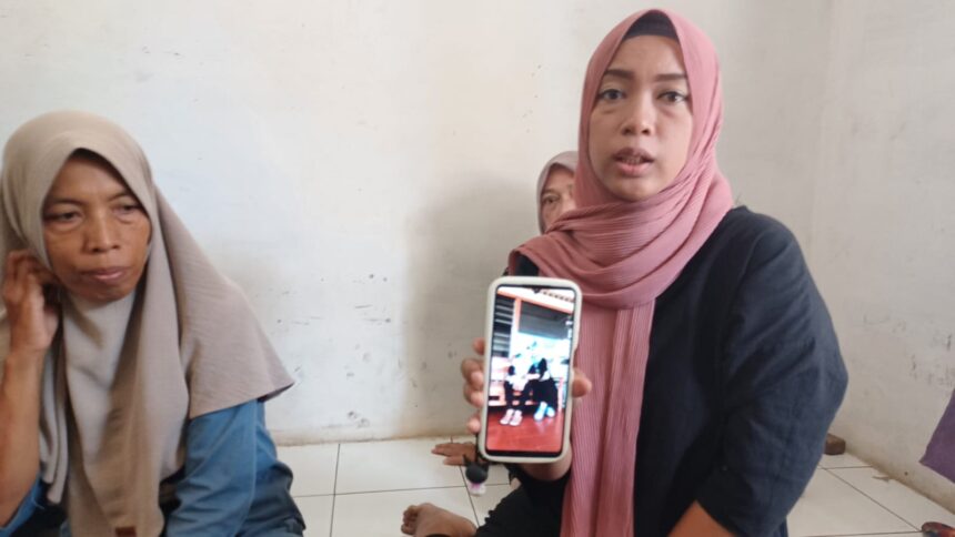 Masih suasana duka, Yani, 46, (kiri) dan Suryati, 36, (kanan) menunjukkan foto Ibunda tercinta semasa hidup Nimih, 63, di kediaman di wilayah RT 03 RW 05, Kelurahan Bambu Apus, Kecamatan Cipayung, Jakarta Timur, pada Selasa (17/9/2024). Foto: Joesvicar Iqbal/ipol.id