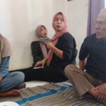 Masih suasana duka, suami Nimih, Suryana, 64, (kanan) bersama dua anak perempuannya, Yani, 46, (kiri) dan Suryati, 36 (tengah) di kediaman di RT 03 RW 05, Kelurahan Bambu Apus, Kecamatan Cipayung, Jakarta Timur, pada Selasa (17/9/2024). Foto: Joesvicar Iqbal/ipol.id