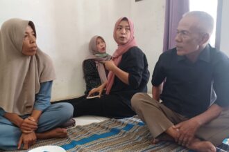 Masih suasana duka, suami Nimih, Suryana, 64, (kanan) bersama dua anak perempuannya, Yani, 46, (kiri) dan Suryati, 36 (tengah) di kediaman di RT 03 RW 05, Kelurahan Bambu Apus, Kecamatan Cipayung, Jakarta Timur, pada Selasa (17/9/2024). Foto: Joesvicar Iqbal/ipol.id