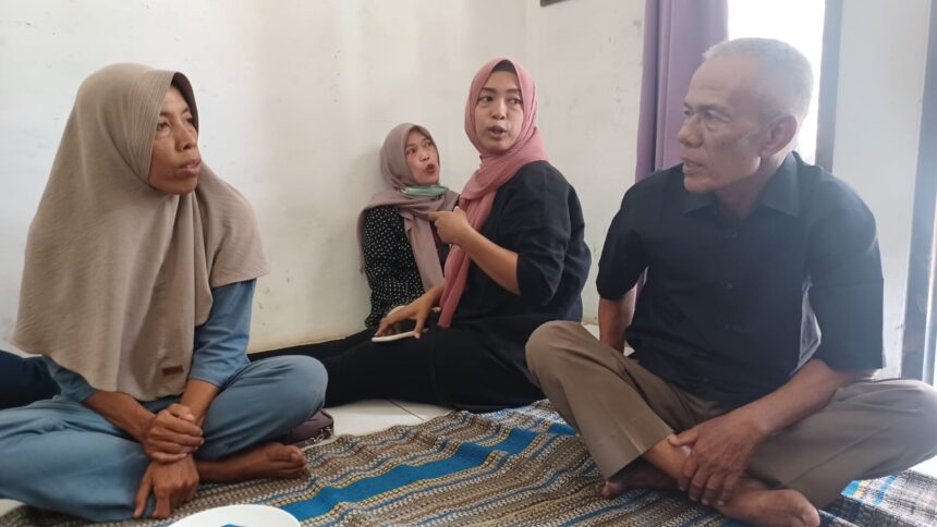 Masih suasana duka, suami Nimih, Suryana, 64, (kanan) bersama dua anak perempuannya, Yani, 46, (kiri) dan Suryati, 36 (tengah) di kediaman di RT 03 RW 05, Kelurahan Bambu Apus, Kecamatan Cipayung, Jakarta Timur, pada Selasa (17/9/2024). Foto: Joesvicar Iqbal/ipol.id