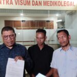 Kuasa hukum korban penganiayaan, Abdul Fatah Pasolo (mengenakan kacamata) saat mendampingi Hermawan Ngabalin (kemeja hitam) yang melakukan visum di Rumah Sakit (RS) Polri Kramat Jati, Jakarta Timur, Kamis (19/9/2024). Foto: Joesvicar Iqbal/ipol.id