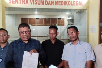 Kuasa hukum korban penganiayaan, Abdul Fatah Pasolo (mengenakan kacamata) saat mendampingi Hermawan Ngabalin (kemeja hitam) yang melakukan visum di Rumah Sakit (RS) Polri Kramat Jati, Jakarta Timur, Kamis (19/9/2024). Foto: Joesvicar Iqbal/ipol.id