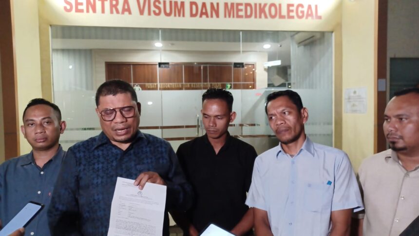 Kuasa hukum korban penganiayaan, Abdul Fatah Pasolo (mengenakan kacamata) saat mendampingi Hermawan Ngabalin (kemeja hitam) yang melakukan visum di Rumah Sakit (RS) Polri Kramat Jati, Jakarta Timur, Kamis (19/9/2024). Foto: Joesvicar Iqbal/ipol.id