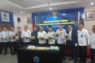 Kepala Badan Narkotika Nasional (BNN) RI, Komjen Pol Marthinus Hukom (tengah) bersama Deputi Pemberantasan BNN RI, Irjen Pol I Wayan Sugiri dan para pejabat terkait dalam gelar kasus peredaran narkoba jenis sabu sebanyak 15 Kilogram dan 10 ribu butir lebih ekstasi sitaan dari kawasan Sumatera, Jumat (20/9/2024). Foto: Joesvicar Iqbal/ipol.id