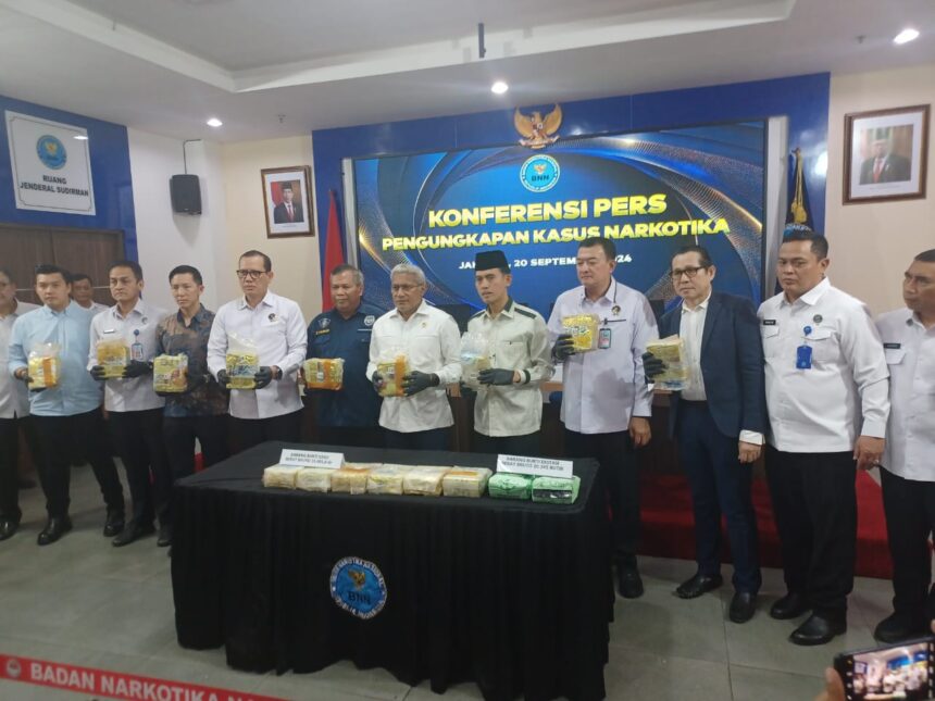 Kepala Badan Narkotika Nasional (BNN) RI, Komjen Pol Marthinus Hukom (tengah) bersama Deputi Pemberantasan BNN RI, Irjen Pol I Wayan Sugiri dan para pejabat terkait dalam gelar kasus peredaran narkoba jenis sabu sebanyak 15 Kilogram dan 10 ribu butir lebih ekstasi sitaan dari kawasan Sumatera, Jumat (20/9/2024). Foto: Joesvicar Iqbal/ipol.id