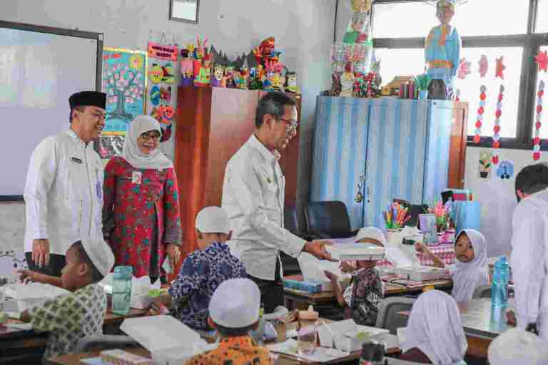 Pj Gubernur DKI Jakarta, Heru Budi Hartono saat meninjau pembagian makan gratis di sekolah kawasan Jakarta Barat.(Foto dok pemprov DKI)