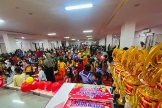 Anak-anak Taman Kanak-kanak (TK) dan Sekolah Dasar (SD) antusias mengikuti lomba mewarnai yang digelar Alfamart dan Kodomo di Gelanggang Olah Raga (GOR) Tanjung Duren, Jakarta Barat, Sabtu (21/09/2024). Foto: Ist