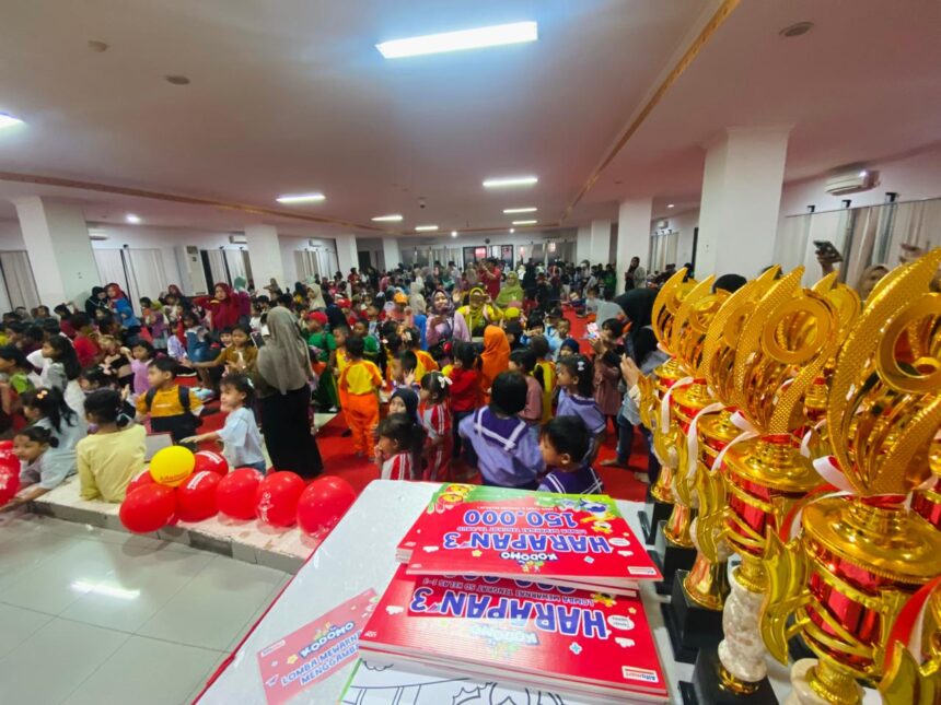 Anak-anak Taman Kanak-kanak (TK) dan Sekolah Dasar (SD) antusias mengikuti lomba mewarnai yang digelar Alfamart dan Kodomo di Gelanggang Olah Raga (GOR) Tanjung Duren, Jakarta Barat, Sabtu (21/09/2024). Foto: Ist