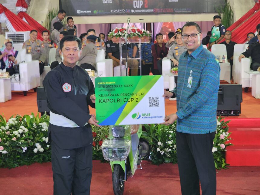 Pihak BPJS Ketenagakerjaan Jakarta Menara Jamsostek menyerahkan kartu kepesertaan BPJS Ketenagakerjaan simbolis dalam pembukaan kejuaraan pencak silat Kapolri Cup 2, di GOR Ciracas, Jakarta Timur. Foto: Dok BPJS Ketenagakerjaan