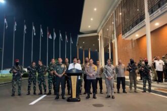 Menteri Koordinator Bidang Politik, Hukum dan Keamanan Marsekal TNI (Purn) Hadi Tjahjanto pada serah terima Philip Mehrtens kepada pihak Selandia Baru di Bandara Halim Perdanakusuma, Jakarta, Sabtu (21/9/2024) malam. Foto: Humas Kemenko Polhukam