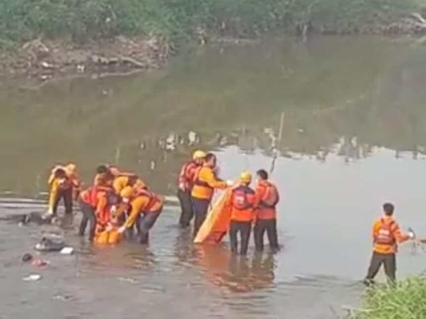 Penemuan 7 Mayat remaja di kali Bekasi belakang PGP. Foto: X, @liputancikarang (tangkap layar)