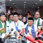 Pasangan Calon Gubernur (Cagub) DKI dan Calon Wakil Gubernur (Cawagub) Jakarta, Ridwan Kamil-Suswono (Rido) (tengah) didampingi Sekretaris Jenderal (Sekjen) Rekat Indonesia Raya, Heikal Safar (kanan) bersama para relawan menghadiri acara deklarasi Gabungan Relawan Ridwan Kamil-Suswono 08 (Garnisun 08) di Jalan Raya Pulo Gebang, Kelurahan Ujung Menteng, Kecamatan Cakung, Jakarta Timur, Sabtu (21/9/2024). Foto: Joesvicar Iqbal/ipol.id