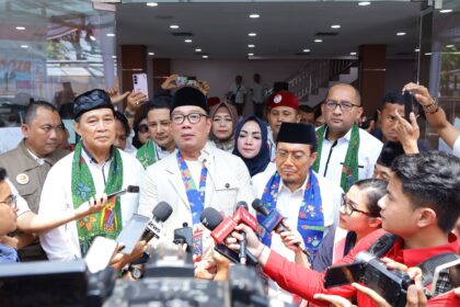 Pasangan Calon Gubernur (Cagub) DKI dan Calon Wakil Gubernur (Cawagub) Jakarta, Ridwan Kamil-Suswono (Rido) (tengah) didampingi Sekretaris Jenderal (Sekjen) Rekat Indonesia Raya, Heikal Safar (kanan) bersama para relawan menghadiri acara deklarasi Gabungan Relawan Ridwan Kamil-Suswono 08 (Garnisun 08) di Jalan Raya Pulo Gebang, Kelurahan Ujung Menteng, Kecamatan Cakung, Jakarta Timur, Sabtu (21/9/2024). Foto: Joesvicar Iqbal/ipol.id