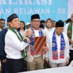 Pasangan Calon Gubernur (Cagub) DKI dan Calon Wakil Gubernur (Cawagub) Jakarta, Ridwan Kamil-Suswono (Rido) (tengah) didampingi Sekretaris Jenderal (Sekjen) Rekat Indonesia Raya, Heikal Safar (kanan) bersama para relawan menghadiri acara deklarasi Gabungan Relawan Ridwan Kamil-Suswono 08 (Garnisun 08) di Jalan Raya Pulo Gebang, Kelurahan Ujung Menteng, Kecamatan Cakung, Jakarta Timur, Sabtu (21/9/2024). Foto: Joesvicar Iqbal/ipol.id