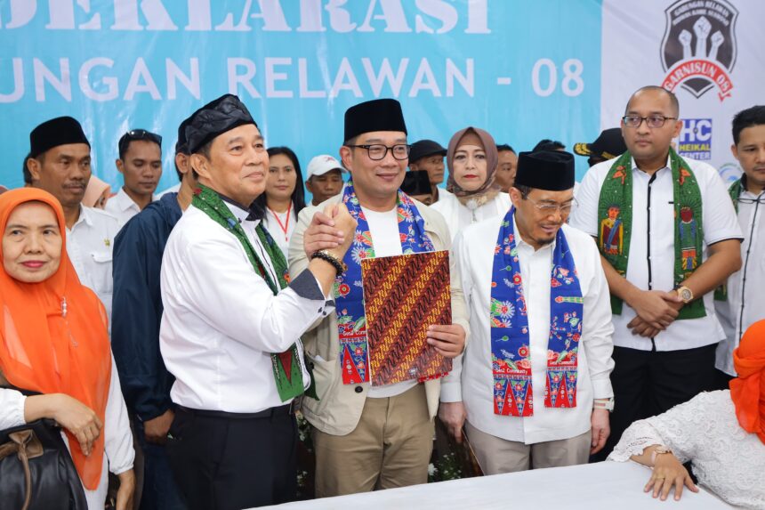 Pasangan Calon Gubernur (Cagub) DKI dan Calon Wakil Gubernur (Cawagub) Jakarta, Ridwan Kamil-Suswono (Rido) (tengah) didampingi Sekretaris Jenderal (Sekjen) Rekat Indonesia Raya, Heikal Safar (kanan) bersama para relawan menghadiri acara deklarasi Gabungan Relawan Ridwan Kamil-Suswono 08 (Garnisun 08) di Jalan Raya Pulo Gebang, Kelurahan Ujung Menteng, Kecamatan Cakung, Jakarta Timur, Sabtu (21/9/2024). Foto: Joesvicar Iqbal/ipol.id