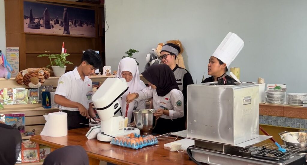 Kegiatan sosial Hotel Ciputra Jakarta bersama anak-anak di Emmanuel Foundation, Sentul, Jawa Barat. (dok. Hotel Ciputra Jakarta)