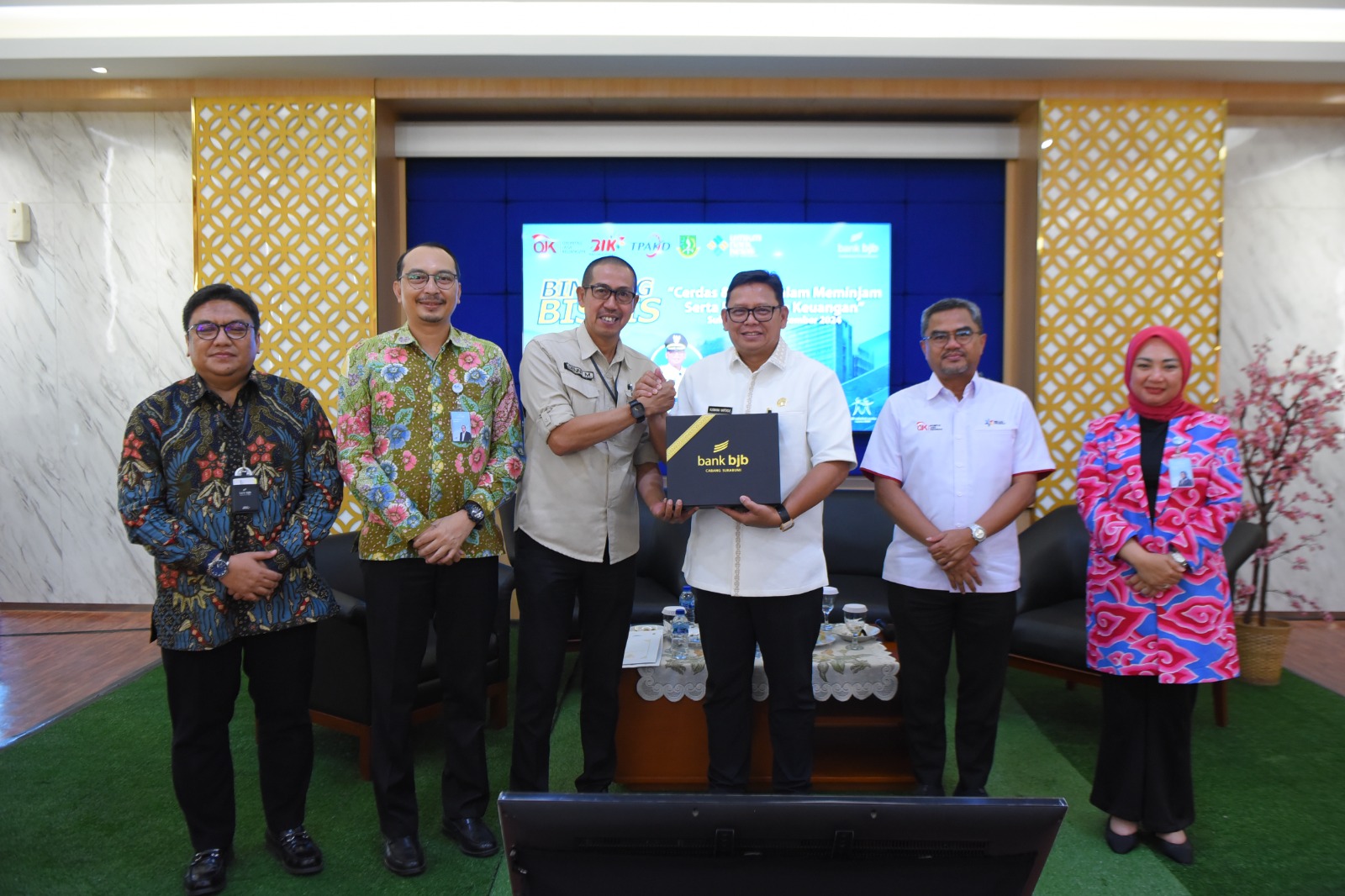 Pada hari Kamis, 19 September 2024, di Kantor Cabang Sukabumi, bank bjb bekerja sama dengan Otoritas Jasa Keuangan (OJK) Provinsi Jawa Barat dan Pemerintah Kota Sukabumi menggelar acara Bincang Bisnis dengan tema “Cerdas dan Bijak Dalam Meminjam Serta Mengelola Keuangan.” Acara ini dihadiri oleh PJ. Walikota Sukabumi Kusmana Hartadji, Direktur Pengawasan Lembaga Jasa Keuangan 1 OJK Provinsi Jawa Barat Misran Pasaribu, Direktur Komersial & UMKM bank bjb Nancy Adistyasari, serta para pelaku UMKM dari Sukabumi