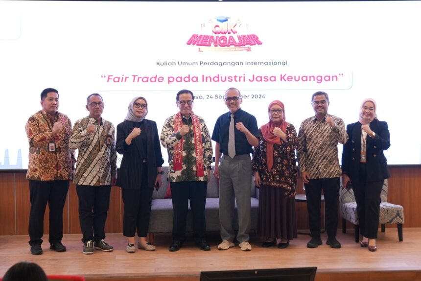 Dian Ediana Rae dalam kegiatan OJK Mengajar menyambut Hari Ulang Tahun (HUT) OJK ke-13 dengan memberikan Kuliah Umum Hukum Perdagangan Internasional dengan tema “Fair Trade pada Industri Jasa Keuangan” yang diselenggarakan di Fakultas Hukum Universitas Padjajaran, Sumedang, Selasa (24/9).