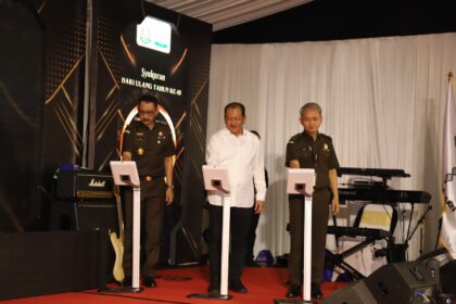 Jaksa Agung Muda Pembinaan (Jambin), Bambang Rukmono (tengah) bersama Kepala Biro Umum Kejaksaan Agung, Yudi Indra Gunawan (kiri) dan Direktur RSU Adhyaksa M Budi Santoso dalam peringatan HUT RSU Adhyaksa ke-10 dan seremoni peletakan batu pertama Musala RSU Adhyaksa Jakarta, Rabu (25/9/2024). Foto: Puspenkum Kejaksaan Agung