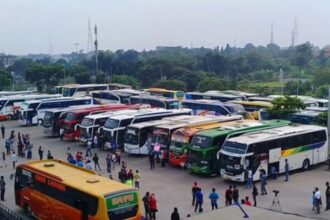 Ilustrasi - Aktivitas para penumpang turun dari bus Antar Kota Antar Provinsi (AKAP) di terminal. Foto: Dok/ipol.id