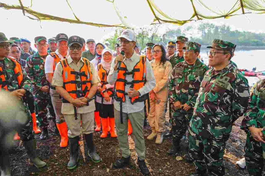 Pj Gubernur Jakarta, Heru Budi Hartono saat meninjau persiapan pelaksanaan HUT TNI, ke-79 tahun.(Foto dok pemprov)