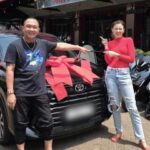 Pengusaha Jhon LBF sengaja memberikan mobil karena iba melihat Kimberly Ryder dan anaknya harus naik angkot. (Foto: Instagram John lbf)