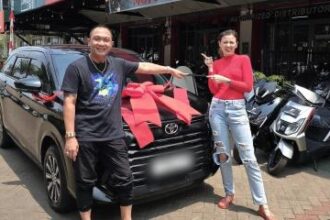 Pengusaha Jhon LBF sengaja memberikan mobil karena iba melihat Kimberly Ryder dan anaknya harus naik angkot. (Foto: Instagram John lbf)