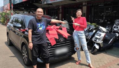 Pengusaha Jhon LBF sengaja memberikan mobil karena iba melihat Kimberly Ryder dan anaknya harus naik angkot. (Foto: Instagram John lbf)