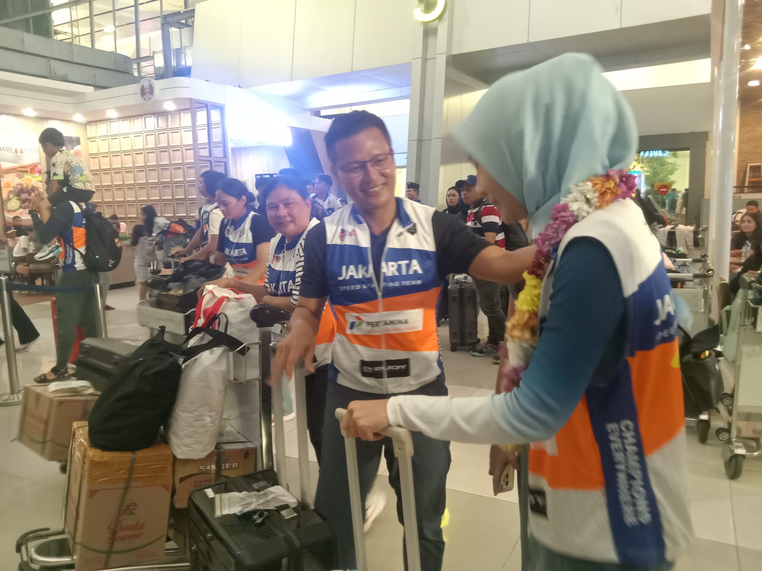 Pelatih kepala Sepatu Roda DKI Faisal Norman saat tiba bersama rombongan di Bandara Soekarno Hatta, Minggu (15/9) malam.