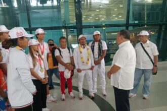 Tim Selancar Ombak DKI Jakarta tiba di bandara Soetta. Foto/ipol