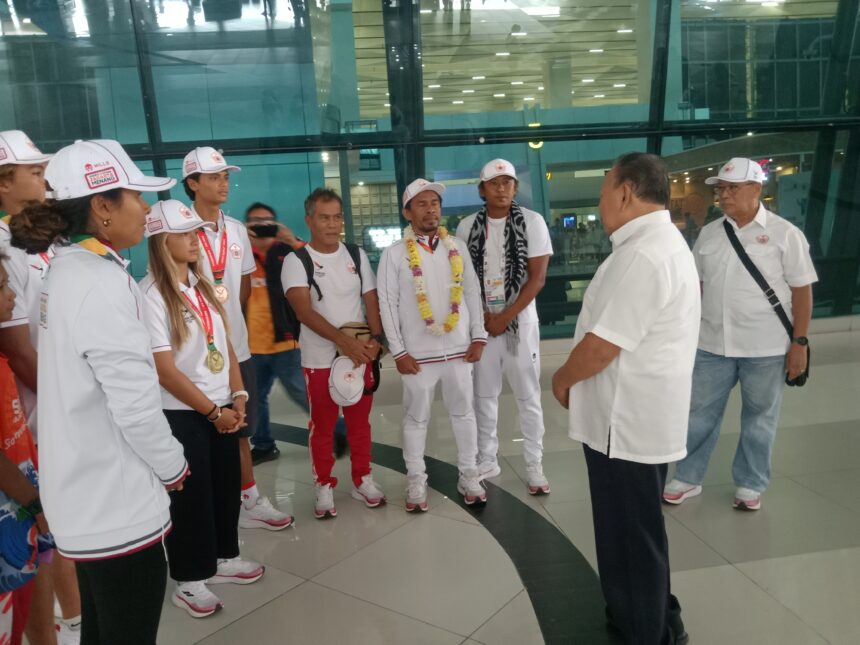 Tim Selancar Ombak DKI Jakarta tiba di bandara Soetta. Foto/ipol