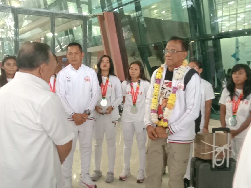 Tim Sepak Bola Putri DKI Jakarta tiba di Bandara Soetta. Foto/ipol