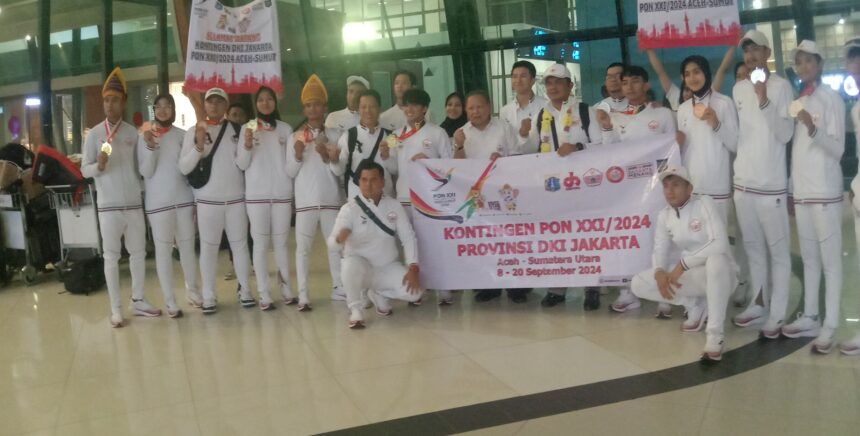 Atlet DKI saat tiba di Bandara Soetta usai Berlaga di Pon Aceh-Sumut. Foto/ipol