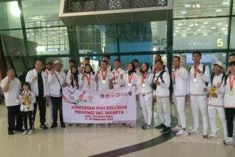 Tim cabang olahraga Dayung DKI Jakarta tiba di Bandara SoettaTangerang usai Berlaga di PON XXI Aceh-Sumut 2024 sekitar pukul 20.00. foto/ipol