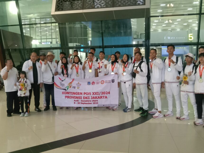 Tim cabang olahraga Dayung DKI Jakarta tiba di Bandara SoettaTangerang usai Berlaga di PON XXI Aceh-Sumut 2024 sekitar pukul 20.00. foto/ipol