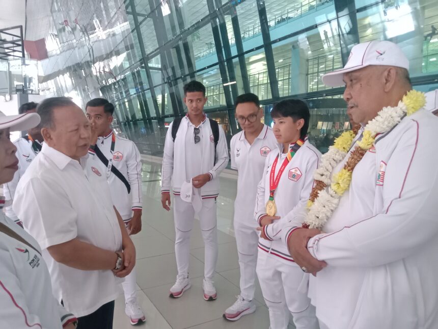 Tim selam kolam DKI Jakarta tiba di Jakarta usai berlaga Pekan Olahraga Nasional (PON) XXI Aceh-Sumut. Rombongan yang di Manageri Bahder Sitepu disambut Ketua Posko kontingen DKI Jakarta Cece Suparman di Bandara Soetta Tangerang sekitar pukul 16.00.