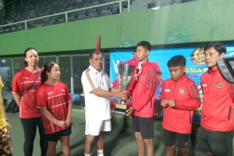 Ketua Umum Persatuan Tenis Seluruh Indonesia (Pelti) Nurdin Halid beserta pengurus menyambut hangat kedatangan tim putra Indonesia yang sukses meraih gelar juara Asia pada turnamen ATF 12 & Under Team Competition Finals 2024 di Shymkent, Kazakhstan. Foto/ipol