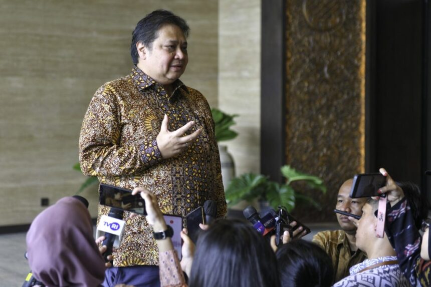 Menteri Koordinator Bidang Perekonomian (Menko Ekon) Airlangga Hartarto menyampaikan keterangan pers usai Sidang Kabinet Paripurna terakhir yang berlangsung di Istana Garuda, Ibu Kota Nusantara, Jumat (13/09/2024). Foto: Humas Setkab