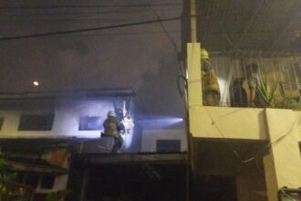 Petugas Damkar berupaya memadamkan api yang menyala pada rumah milik Marbun di lantai 2 di Jalan Kelurahan II, Duren Sawit, Jakarta Timur, pada Jumat (20/9/2024) sekitar pukul 21.34 WIB. Foto: Ist