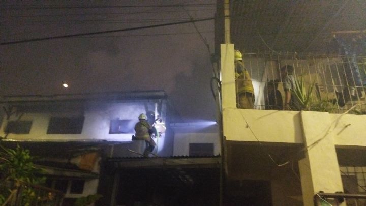 Petugas Damkar berupaya memadamkan api yang menyala pada rumah milik Marbun di lantai 2 di Jalan Kelurahan II, Duren Sawit, Jakarta Timur, pada Jumat (20/9/2024) sekitar pukul 21.34 WIB. Foto: Ist