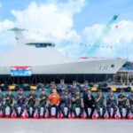 Staf Ahli Menhan Bidang Politik Mayjen TNI Drs. Nugroho Sulistyo Budi, M. M., M.Han., memimpin upacara peluncuran (launching) Kapal OPV 90M di Lampung, Rabu (18/9). Kapal Offshore Patrol Vessel (OPV) 90M merupakan produksi PT Daya Radar Utama. Foto: Kemhan