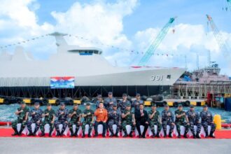 Staf Ahli Menhan Bidang Politik Mayjen TNI Drs. Nugroho Sulistyo Budi, M. M., M.Han., memimpin upacara peluncuran (launching) Kapal OPV 90M di Lampung, Rabu (18/9). Kapal Offshore Patrol Vessel (OPV) 90M merupakan produksi PT Daya Radar Utama. Foto: Kemhan