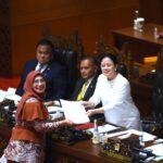 Ketua DPR RI, Puan Maharani saat menerima laporan dari Wakil Ketua Komisi IX DPR RI Nihayatul Wafiroh terkait keputusan untuk tidak melanjutkan pembahasan RUU tentang Pengawasan Obat dan Makanan (POM). Foto: