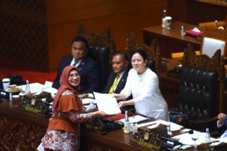Ketua DPR RI, Puan Maharani saat menerima laporan dari Wakil Ketua Komisi IX DPR RI Nihayatul Wafiroh terkait keputusan untuk tidak melanjutkan pembahasan RUU tentang Pengawasan Obat dan Makanan (POM). Foto:
