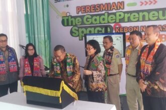 Direktur Utama PT Pegadaian, Damar Latri Setiawan, didampingi Komisaris Utama PT Pegadaian, Loto Srinaita Ginting, saat meresmikan The GadePreneurSpace di Pegadaian Cabang Kebon Nanas, Jalan DI Pandjaitan, Jakarta Timur, pada awal Juni 2024. Foto: Iqbal/Ipol.id