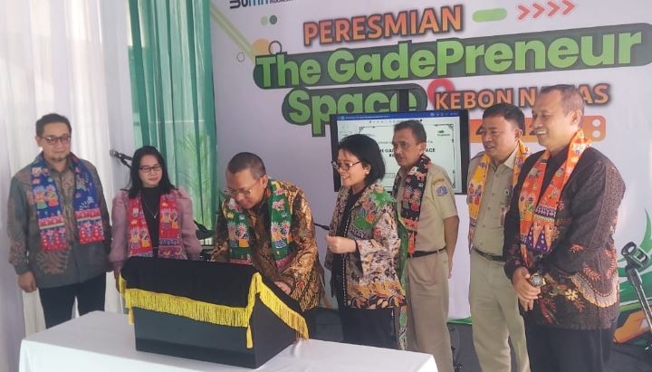 Direktur Utama PT Pegadaian, Damar Latri Setiawan, didampingi Komisaris Utama PT Pegadaian, Loto Srinaita Ginting, saat meresmikan The GadePreneurSpace di Pegadaian Cabang Kebon Nanas, Jalan DI Pandjaitan, Jakarta Timur, pada awal Juni 2024. Foto: Iqbal/Ipol.id