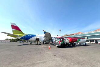 Pengoperasian penerbangan komersial Pelita Air dengan Sustainable Aviation Fuel (SAF) melalui penerbangan rute penerbangan Denpasar – Jakarta pada Jumat (20/9/2024). Foto: Dok Pelita Air Service