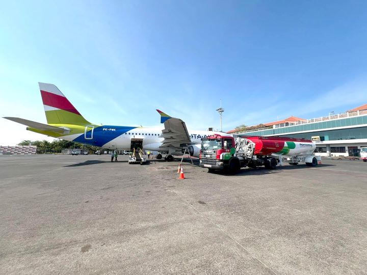 Pengoperasian penerbangan komersial Pelita Air dengan Sustainable Aviation Fuel (SAF) melalui penerbangan rute penerbangan Denpasar – Jakarta pada Jumat (20/9/2024). Foto: Dok Pelita Air Service