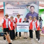 Relawan Bakti BUMN Batch VI menyerahkan 500 paket bantuan peningkatan gizi tambahan dan vitamin pada perwakilan Posyandu Mawar di Desa Namang, Bangka Tengah. Foto: Dok Telkom Indonesia