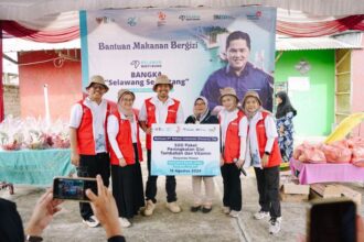 Relawan Bakti BUMN Batch VI menyerahkan 500 paket bantuan peningkatan gizi tambahan dan vitamin pada perwakilan Posyandu Mawar di Desa Namang, Bangka Tengah. Foto: Dok Telkom Indonesia